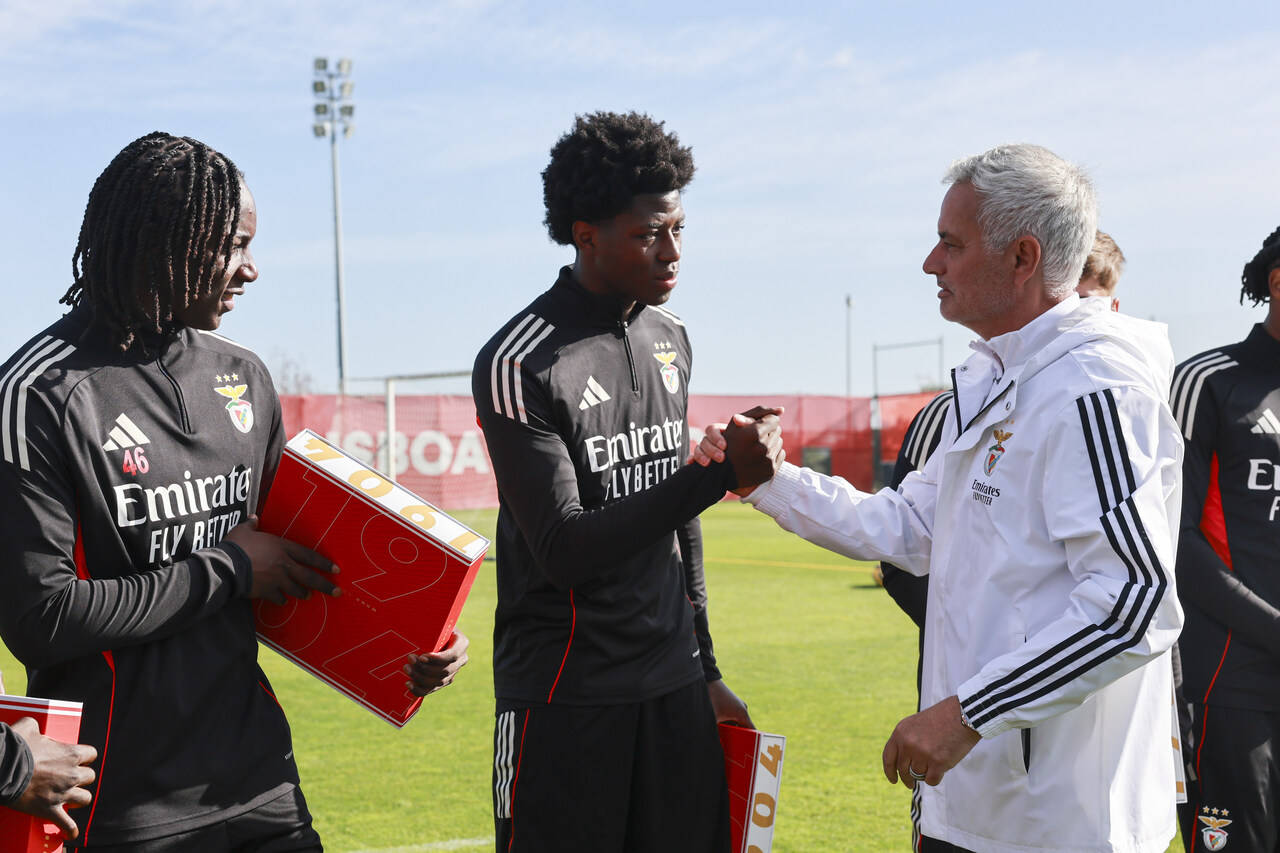 ayx.com -冲刺阶段突围战来临，本菲卡围绕欧联外线爆发，底气十足，身体对抗强度拉满的简单介绍